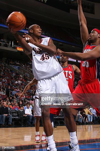Steven Hunter of the Philadelphia 76ers shoots against Jason Collins of the New Jersey Nets on March 4, 2007 at the Wachovia Center in Philadelphia,...
