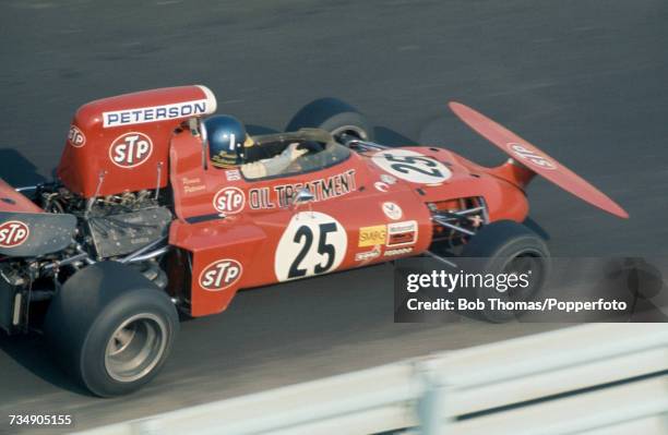 Swedish racing driver Ronnie Peterson drives the STP March Racing Team March 711 Cosworth V8 to finish in 3rd place in the 1971 United States Grand...