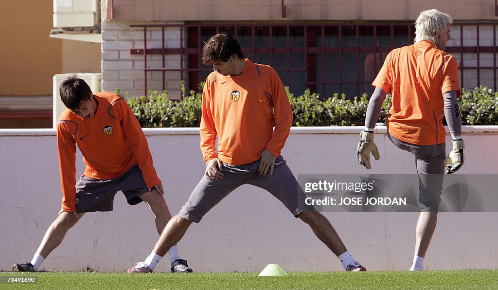 Valencia's players Fernando Morientes (C...