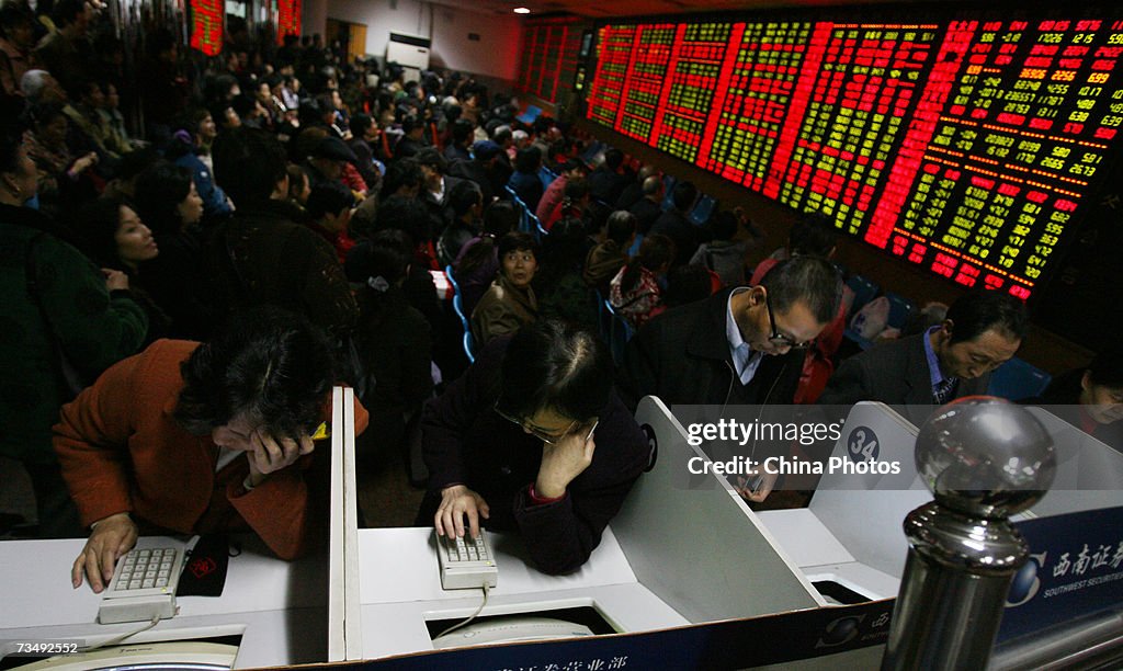 Shanghai Index Falls As Investors Dump B-Shares