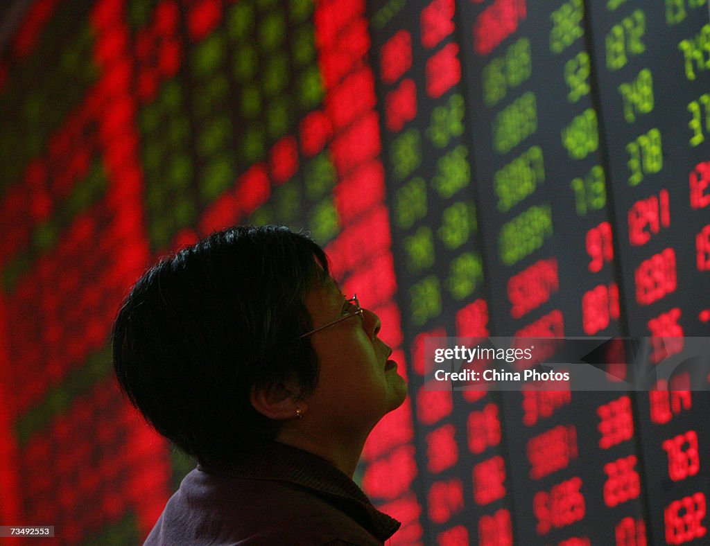 Shanghai Index Falls As Investors Dump B-Shares