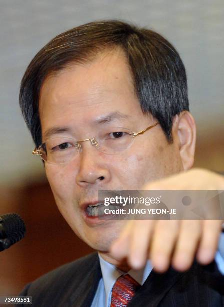 Chun Young-Woo, South Korea's chief negotiator to six-party nuclear talks, gestures during a press conference in Seoul, 23 February 2007. North Korea...