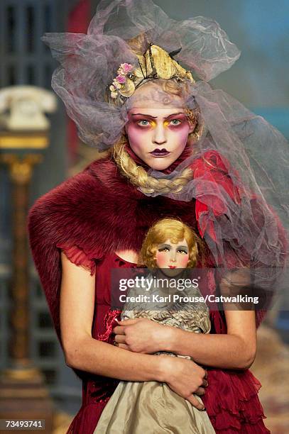 566 Paris Fashion Week Fall Winter 2007 John Galliano Runway Stock Photos,  High-Res Pictures, and Images - Getty Images