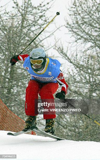Photo de la Francaise Ophelie David prise lors de l'epreuve de Ski Cross de la Coupe du monde de Freestyle a la Sauze D'Oulx, le 12 mars 2004. La...