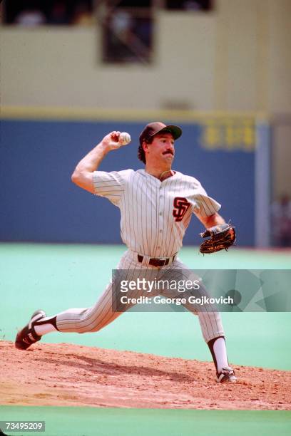 Pitcher Eric Show of the San Diego Padres pitches against the Pittsburgh Pirates at Three Rivers Stadium circa 1988 in Pittsburgh, Pennsylvania.
