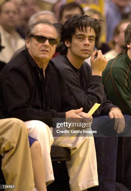 Actors Jack Nicholson, left, and Benicio Del Toro enjoy courtside seats at the Los Angeles Lakers-Houston Rockets game November 12, 2000 in Los...