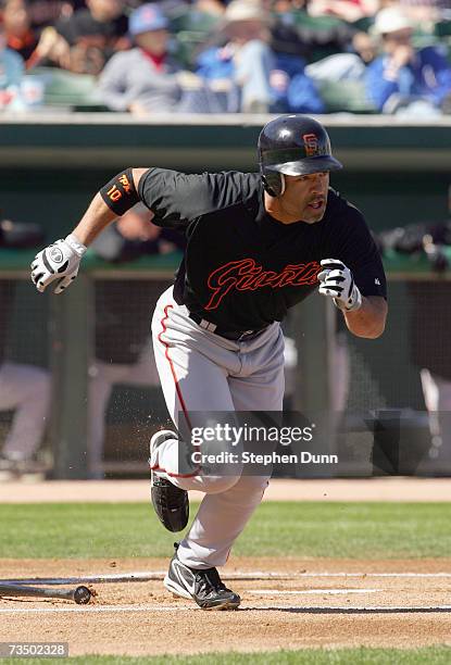 Dave Roberts of the San Francisco Giants sprints to first base against the Chicago Cubs during spring training March 1, 2007 at Hohokam Park in Mesa,...