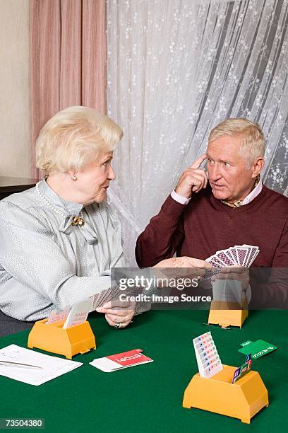 年配のカップルが、ブリッジ - bridge card game ストックフォトと画像