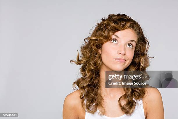confused looking woman - woman looking up stockfoto's en -beelden