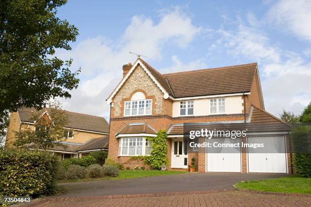 detached house - front garden driveway uk stock pictures, royalty-free photos & images