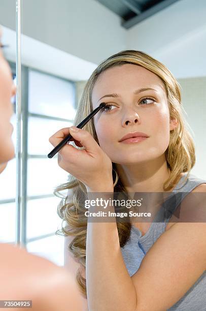 woman applying eyeshadow - eyeshadow photos et images de collection