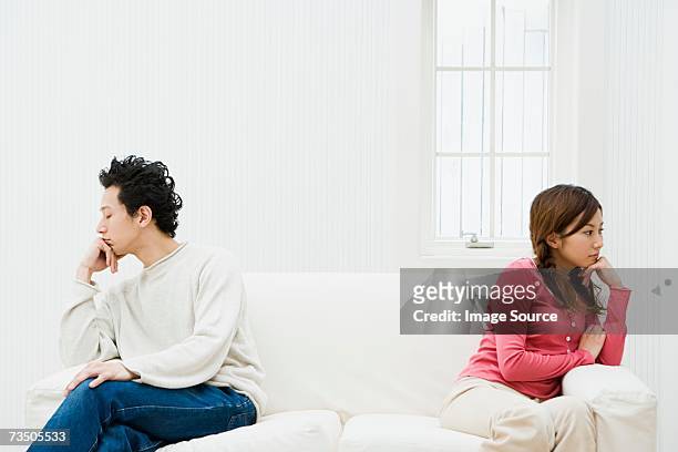 couple ignoring each other - asian couple arguing stockfoto's en -beelden