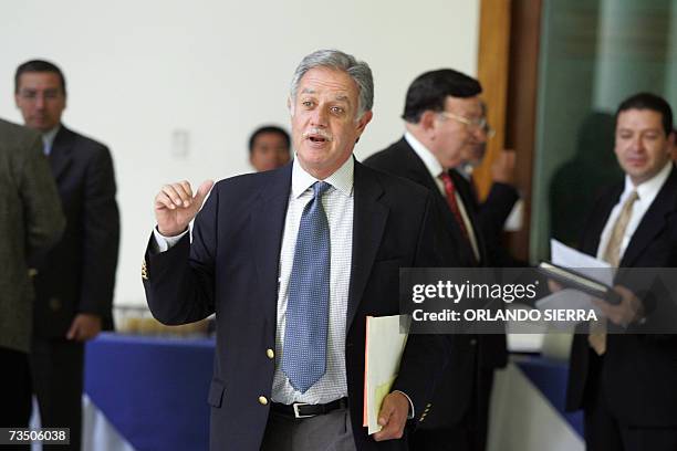 El presidente de Guatemala, Oscar Berger, se dispone a responder reguntas de la prensa en Ciudad de Guatemala, el 06 de marzo de 2007. Berger, ordeno...