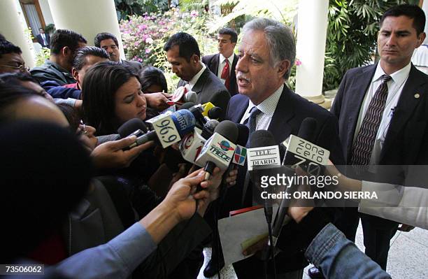 El presidente de Guatemala, Oscar Berger, responde preguntas de la prensa en Ciudad de Guatemala, el 06 de marzo de 2007. Berger, ordeno la...