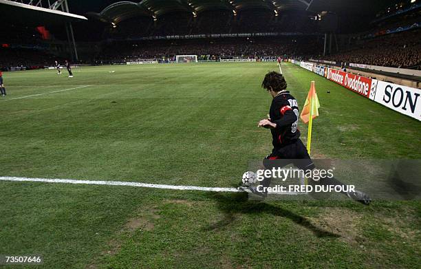 Lyon's Brazilian midfielder Juninho Pernambucano kicks for a corner, during the Champion League football match, 06 March 2007 at the Gerland Stadium...