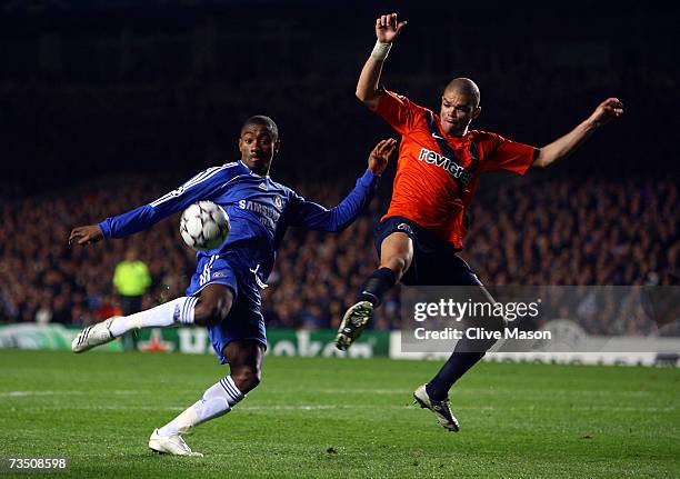 Pepe of FC Porto competes for the ball with Salomon Kalou of Chelsea during the UEFA Champions League round of sixteen, second leg match between...