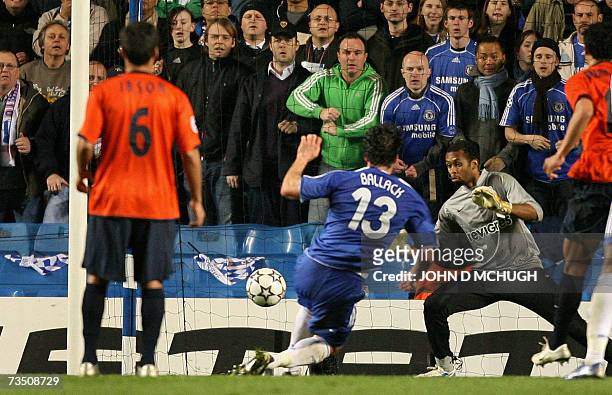 London, UNITED KINGDOM: Chelsea's Michael Ballack scores against Porto during their Champions League second leg game at Stamford Bridge in London, 06...