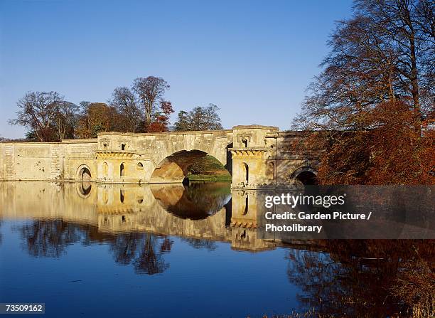 bridge over lake, autumn foliage, blenheim palace, oxfordshire, uk, october - blenheim palace stock pictures, royalty-free photos & images