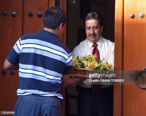 Un repartidor de una floreria entrega flores de regalo por su 80 aniversario en el domicilio del escritor colombiano Premio Nobel de Literatura 1982...