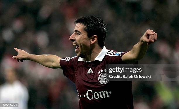 Roy Makaay of FC Bayern Munich celebrates his goal against Real Madrid during the UEFA Champions League round of sixteen second leg match at the...