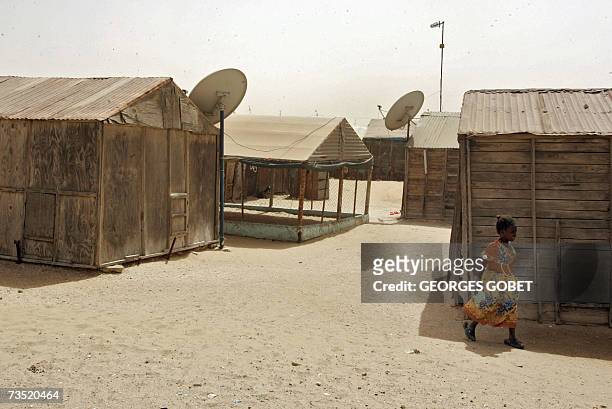 Nouakchott, MAURITANIA: TO GO WITH AFP FRENCH STORY BY CHRISTOPHE PARAYRE: A Mauritanian girl walks 07 March 2007 towards her family shack in a...