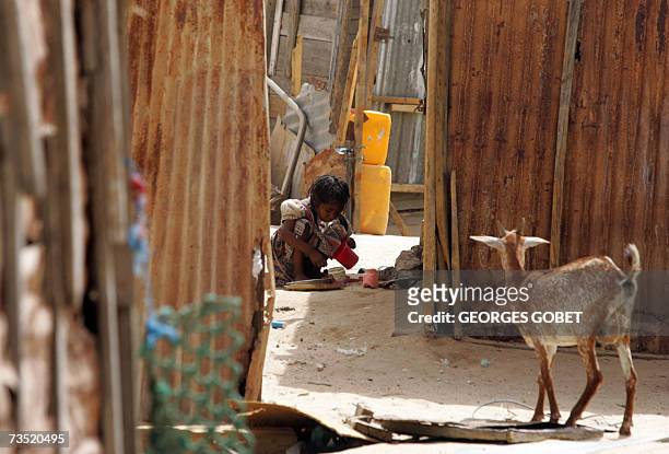 Nouakchott, MAURITANIA: TO GO WITH AFP FRENCH STORY BY CHRISTOPHE PARAYRE: A Mauritanian girl washes her family's kitchen utensils 07 March 2007...