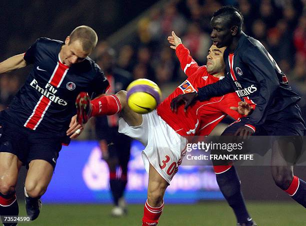 Benfica's forward Fabrizio Miccoli vies with Paris' defenders Mamadou Sakho and David Rozenhnal during their UEFA Cup football match, 08 March 2007...