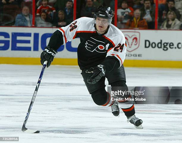 Sami Kapanen of the Philadelphia Flyers plays the puck against the Florida Panthers during their game on March 8, 2007 at the Wachovia Center in...