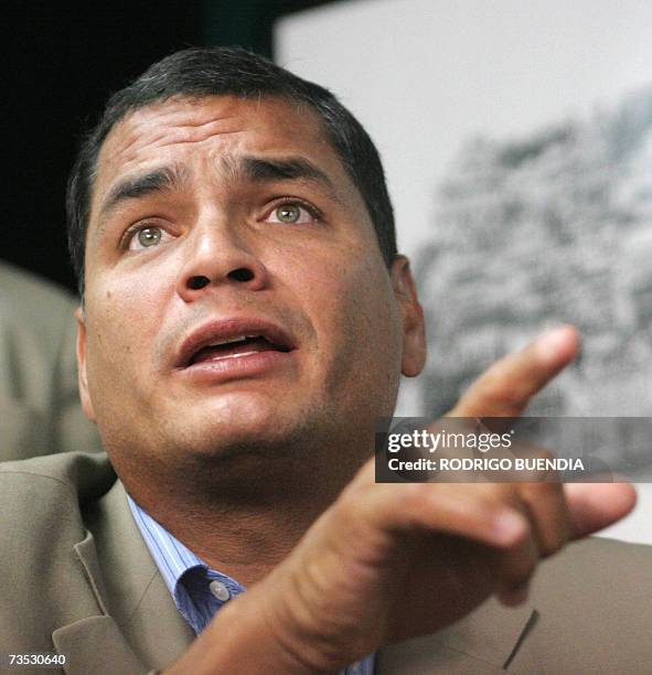 El presidente electo de Ecuador Rafael Correa habla durante una rueda de prensa en su oficina en Quito el 22 de diciembre de 2006. Correa suspendio...