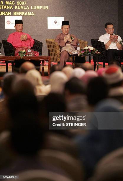 Kuala Lumpur, MALAYSIA: Malaysian Prime Minister Abdullah Ahmad prays with Tan Sri Abdul Rahim Tamby Chik during the "Gagasan Badan Ekonomi Melayu"...