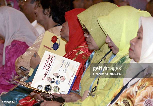 Kuala Lumpur, MALAYSIA: Women listen to the speech of Malaysian Prime Minister Abdullah Ahmad Badawi during the opening ceremony of The "Gagasan...