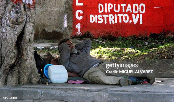 Un sin techo duerme una siesta en las calles de Managua, el 07 enero de 2007. Miles de nicaraguenses que viven en la pobreza esperan que el gobierno...