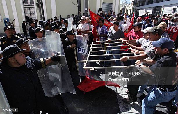 Guatemala City, GUATEMALA: Miembros de grupos sociales se enfrentan con la Policia Nacional Civil en el exterior del Congreso de Ciudad de Guatemala,...