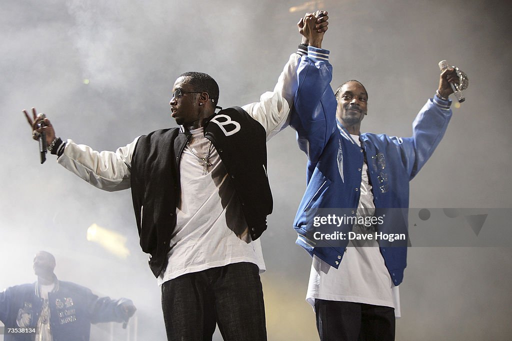 Recording artists P. Diddy and Snopp Dogg perform on stage at the