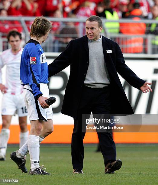 Ruediger Kauf of Bielefeld discusses with Frank Geideck headcoach of Bielefeld during the Bundesliga match between FSV Mainz 05 and Arminia Bielefeld...