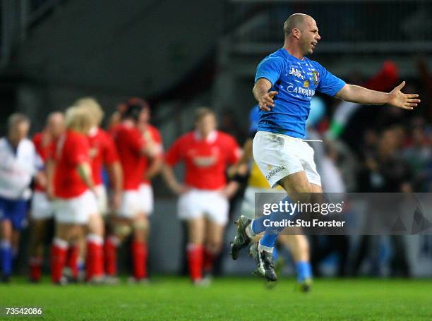 Troncon Rugby Scrum Half Alessandro Troncon Photos and Premium High Res Pictures ...