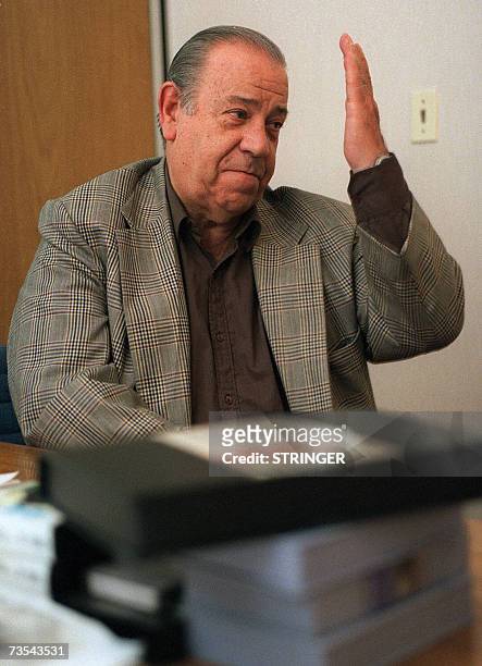 El actor uruguayo Ricardo Espalter gesticula durante una entrevista en Montevideo el 29 de setiembre de 2004. Espalter, icono del humor rioplatense,...