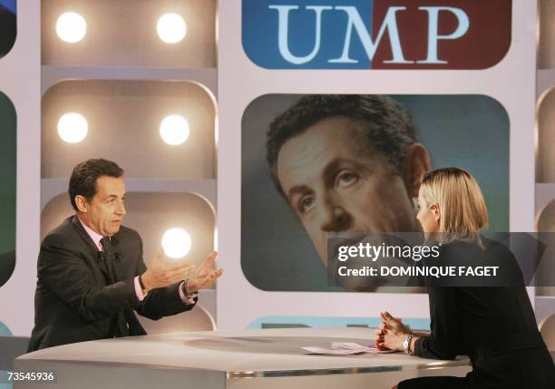 Boulogne-Billancourt, FRANCE: French right-wing candidate for the presidency Interior Minister Nicolas Sarkozy talks to TV journalits Laurence...