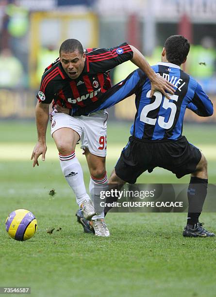 Inter's defender Walter Samuel of Argentina challenges for the ball with AC Milan's forwards Ronaldo of Brazil during their Serie A match at San Siro...