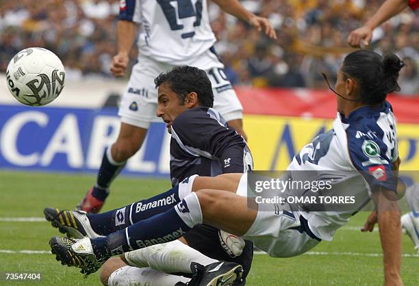 El portero de Chivas de Guadalajara Luis Michel intercepta la entrada de Francisco Palencia de Pumas de la UNAM en juego de la novena jornada el...