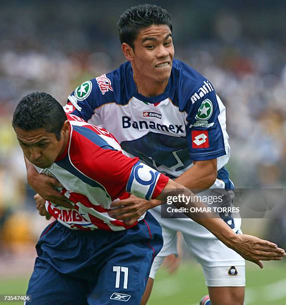 Areil Lopez de Pumas de la UNAM toma de la cintura a Ramon Morales de Chivas de Guadalajara en juego de la novena jornada el torneo Clausura 2007 del...