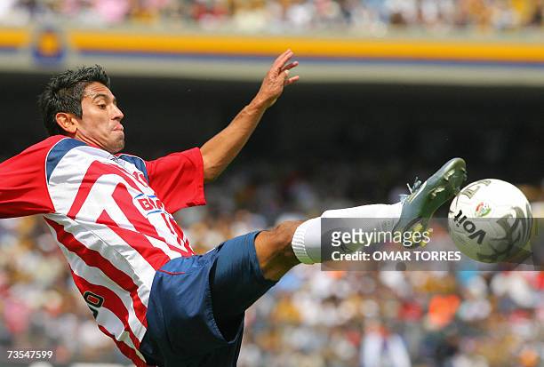Alberto Medina de Chivas de Guadalajara se lleva el balon en partido ante Pumas de la UNAM en la novena jornada el torneo Clausura 2007 del futbol...