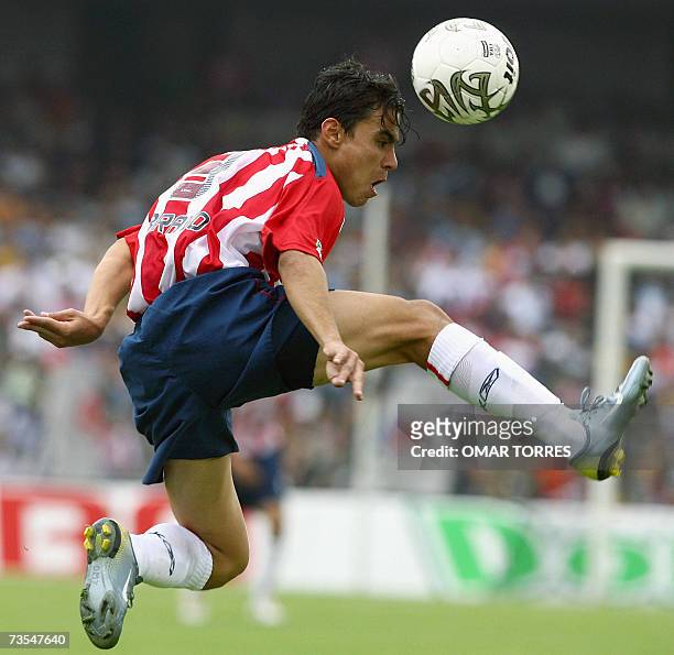 Omar Bravo, de Chivas de Guadalajara, se lleva la pelota durante el juego ante Pumas de la UNAM en la novena jornada el torneo Clausura 2007 del...