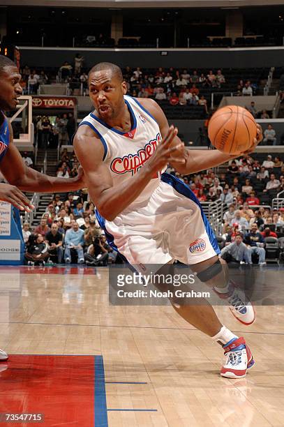 Elton Brand of the Los Angeles Clippers drives to the hoop against the Detroit Pistons on March 11, 2007 at Staples Center in Los Angeles,...