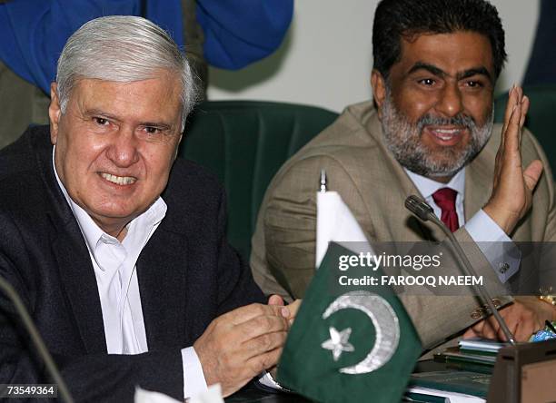 Yar Muhammad Rind 7,600 Pakistan Flag Stock Photos, High-Res Pictures, and Images - Getty ...