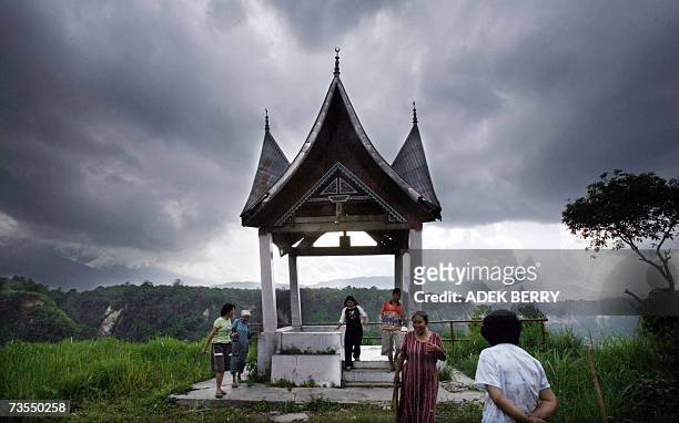 Residents examine the landsile at a tourist attraction site of Jenjang Seribu in Bukit Tinggi, 09 March 2007. The scenic town of Bukittinggi, a prime...