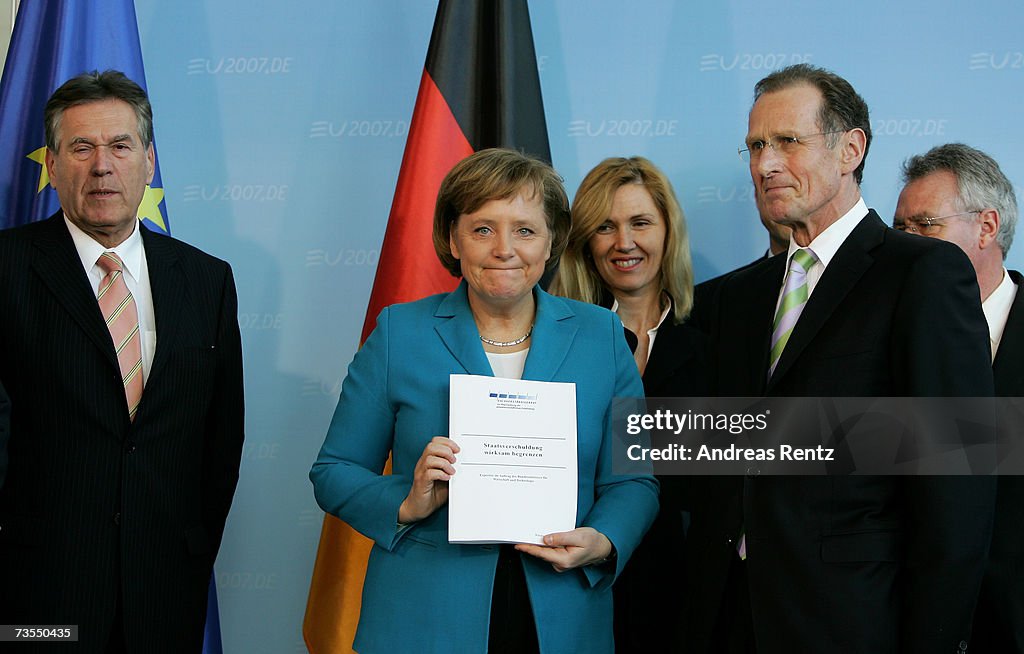 Merkel Receives Economic Experts Council Report