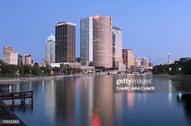 usa, florida, tampa, buildings along the hillsborough river - rio hillsborough imagens e fotografias de stock