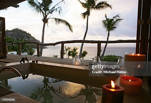 outdoor bathtub overlooking the ocean - seascape stockfoto's en -beelden