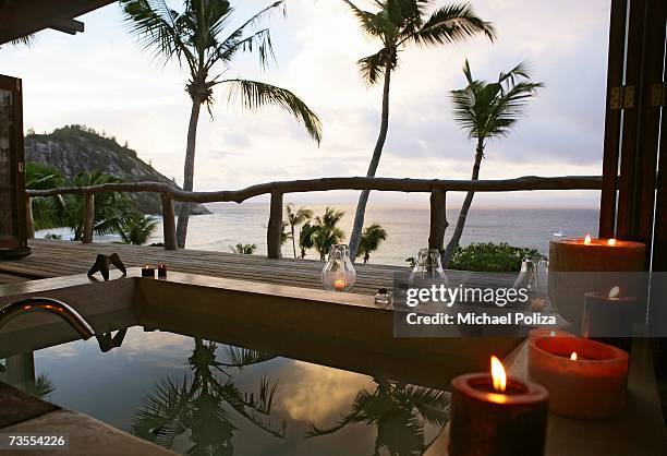 outdoor bathtub overlooking the ocean - luxury hotel room stock pictures, royalty-free photos & images